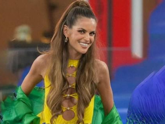 Cựu thiên thần Victoria's Secret mặc đồ cắt xẻ cổ vũ Brazil