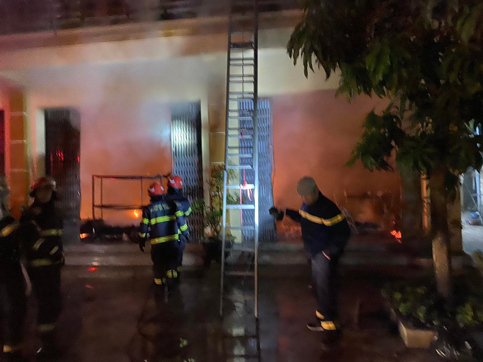 Hà Nội: Cháy nhà 2 tầng, 1 người chết, 6 người thoát nạn - 1