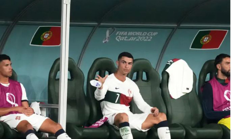 Ronaldo dễ mất băng đội trưởng, phải đá dự bị trận tranh vé tứ kết World Cup? - 1