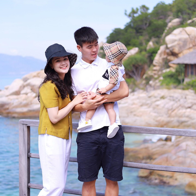 Duy Mạnh và Quỳnh Anh là cặp đôi có chuyện tình yêu đẹp nổi tiếng làng bóng Việt. 
