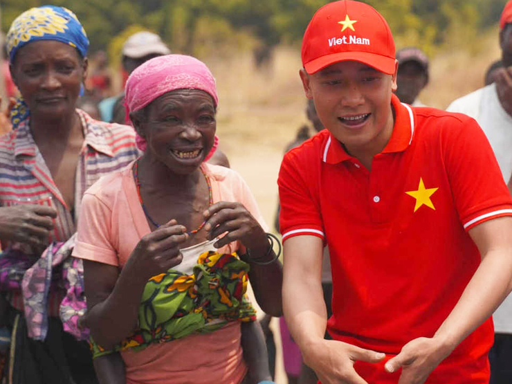 Quang Linh Vlogs: ”Khéo trở thành tỷ phú ở châu Phi lúc nào không hay”