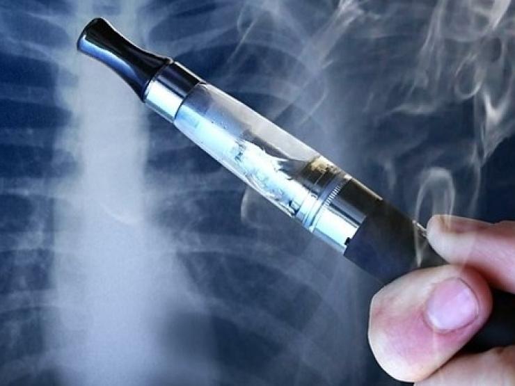 Hà Nội: 8 học sinh lớp 3 nhập viện vì nghịch thuốc lá điện tử