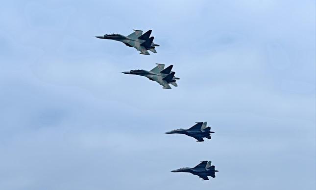 Xem &#34;Hổ mang chúa&#34; Su-30MK2 và trực thăng vũ trang trình diễn trên bầu trời Hà Nội - 1