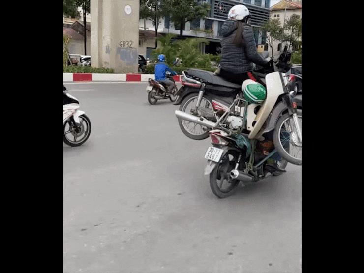 Clip: Hoang mang với ”người vận chuyển” trên đường phố Việt Nam