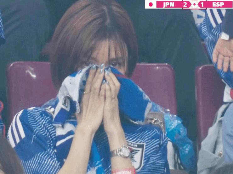 Người đẹp Nhật “gây sốt” trên khán đài World Cup hoá ra là chân dài có tiếng
