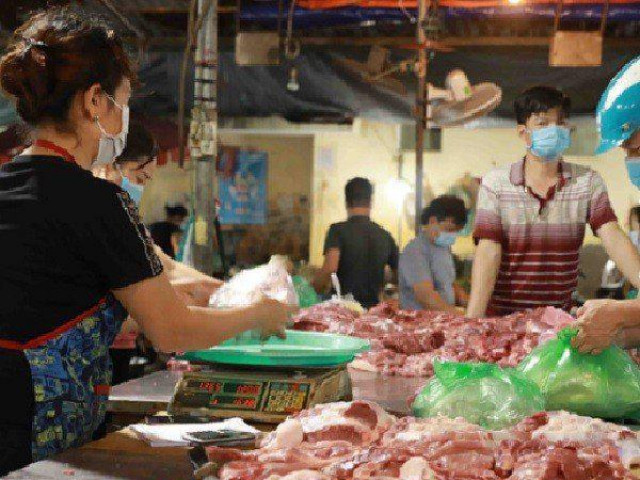 Nghịch lý: Giá thịt lợn ”rơi tự do” dù đang trong cao điểm tiêu thụ Tết