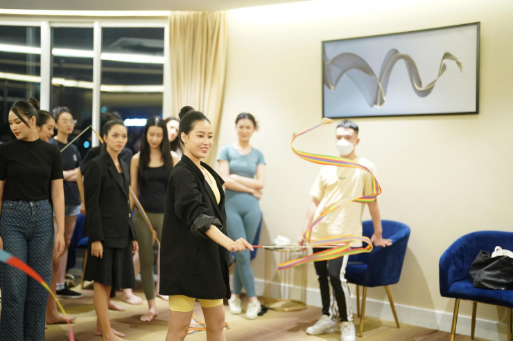 Thí sinh Hoa hậu Việt Nam đấm boxing, tạo dáng độc - 1