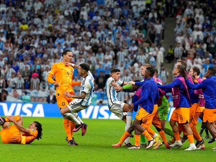 Loạn đả trận Hà Lan – Argentina: Kỷ lục thẻ vàng tại World Cup, Messi chửi Van Gaal