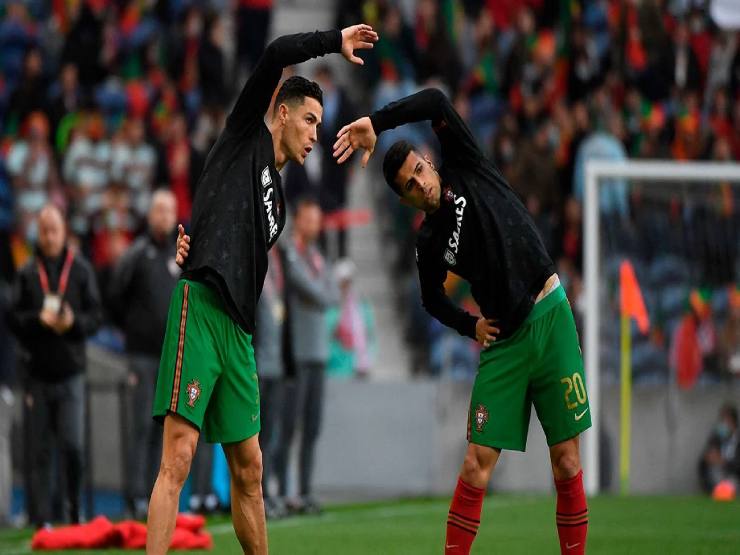 Bồ Đào Nha nội bộ rối ren: Cancelo học ”gương xấu” Ronaldo, bất mãn vì dự bị