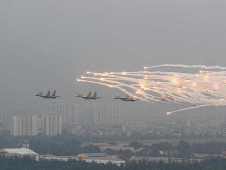 Xem ”Hổ mang chúa” Su-30MK2 và trực thăng vũ trang trình diễn trên bầu trời Hà Nội