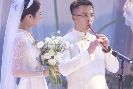Chồng hoa hậu Ngọc Hân thổi sáo thay lời yêu tặng vợ trong tiệc cưới đặc biệt