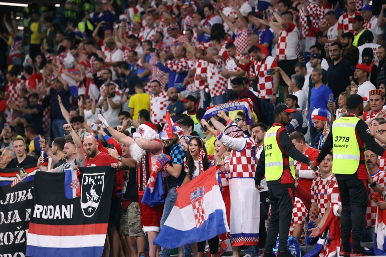 Phản ứng của cổ động viên Croatia sau trận &#34;thắng sốc&#34; trước đội tuyển Brazil - 1