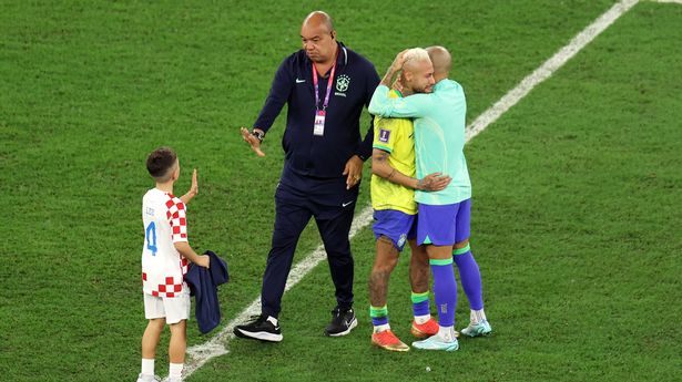 Video: Phản ứng của Neymar với con trai tuyển thủ Croatia gây sốt - 1