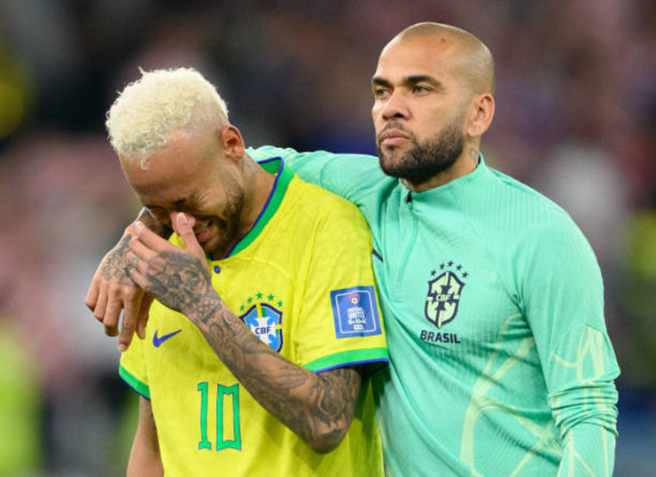Tin nóng bóng đá World Cup tối 10/12: Dani Alves khuyên Neymar đừng rời tuyển - 1