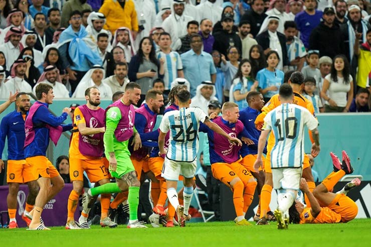 Loạn đả trận Hà Lan – Argentina: Kỷ lục thẻ vàng tại World Cup, Messi chửi Van Gaal - 1