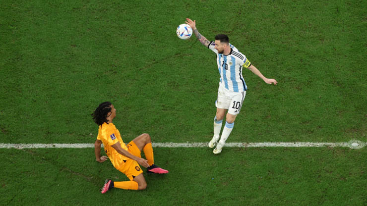 Messi bị tố đáng nhận thẻ đỏ, báo chí phát cuồng vì &#34;người nhện&#34; Argentina - 1