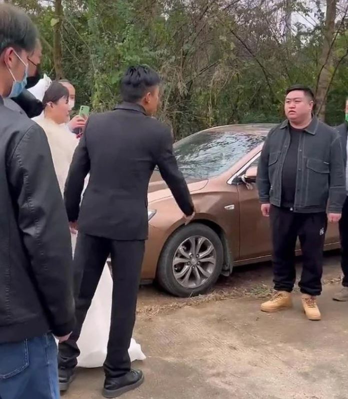 Người yêu cũ cô dâu kéo bạn tới phá đám cưới, chú rể nói một câu khiến anh ta xấu hổ rời đi - 1