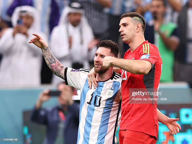 Messi bị tố đáng nhận thẻ đỏ, báo chí phát cuồng vì ”người nhện” Argentina