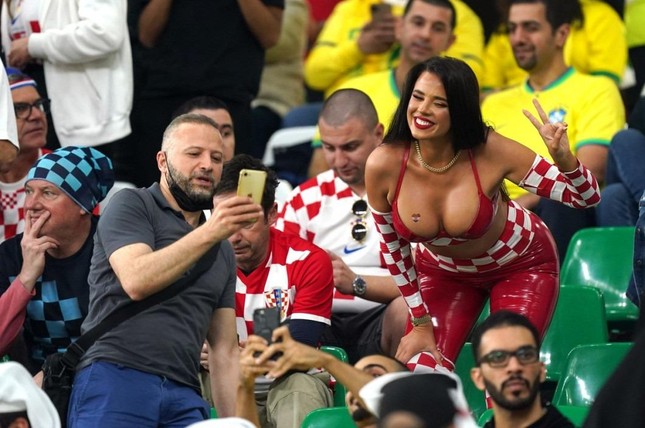 Nữ người mẫu có 2 triệu fan vì mặc táo bạo ở World Cup - 1