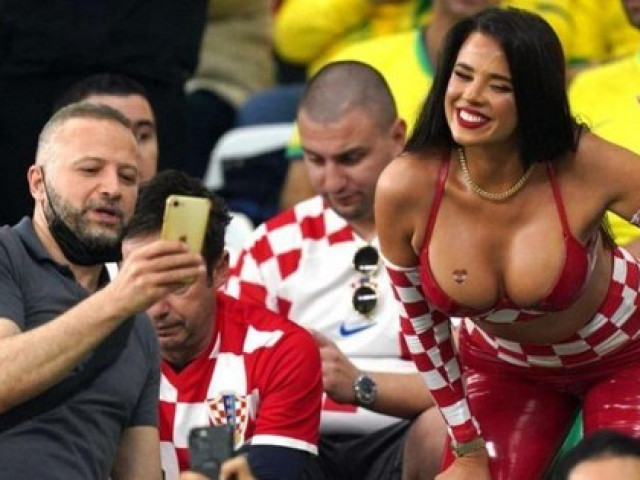 Nữ người mẫu có 2 triệu fan vì mặc táo bạo ở World Cup