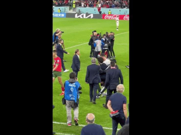 Video: Phản ứng gây tranh cãi của Ronaldo với một cổ động viên trên SVĐ ở World Cup