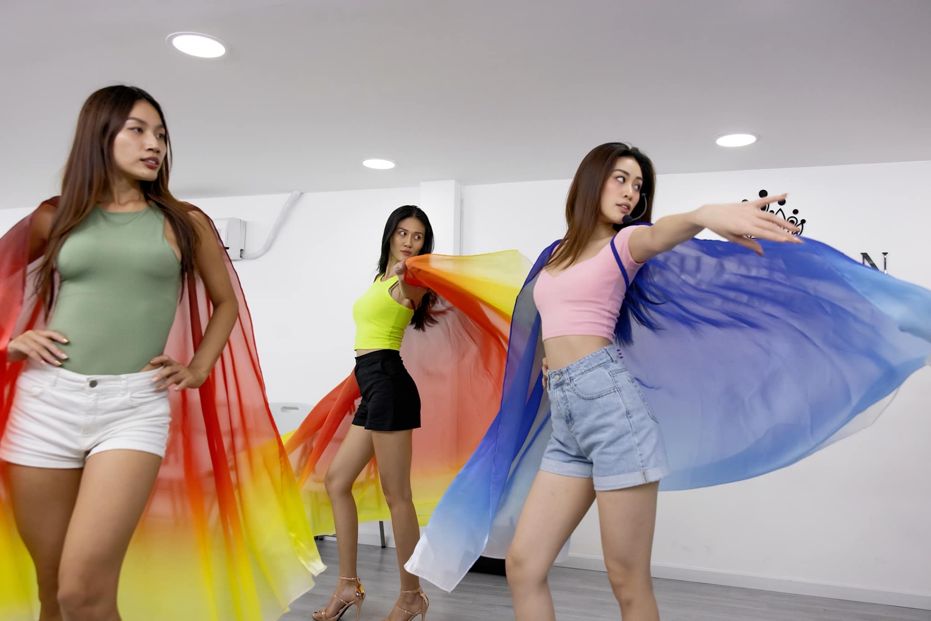 Khánh Vân: &#34;Hướng dẫn catwalk cho mẫu nhí cần mềm mỏng, linh hoạt&#34; - 8