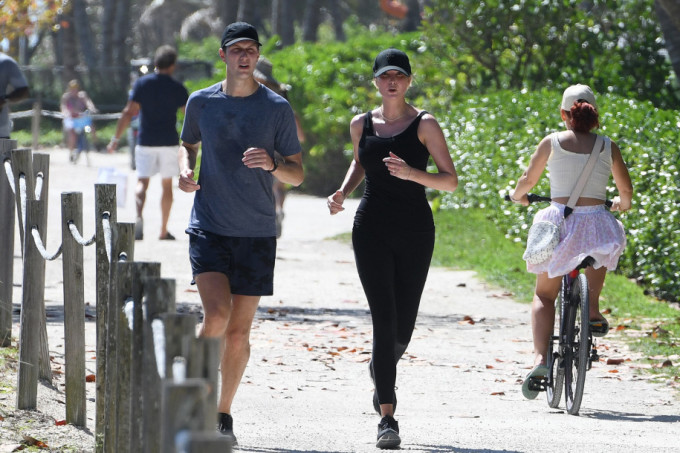 Ivanka Trump mặc đơn giản vẫn thu hút paparazzi vì chiều cao 1,8m nổi bật - 5