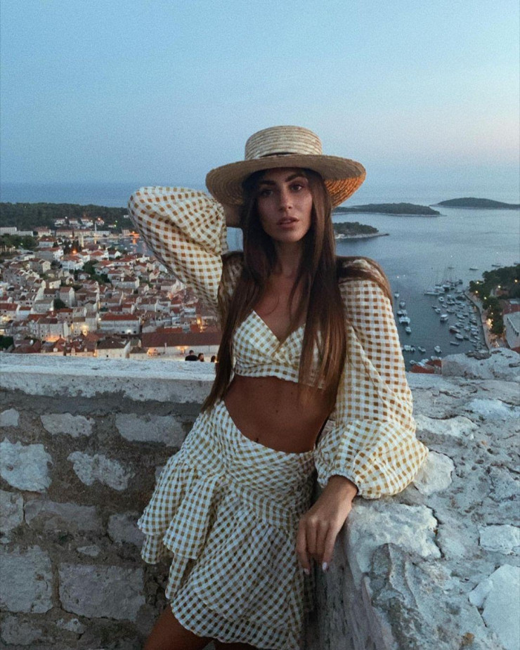 Vợ quyến rũ của "nam thần gác đền" tuyển Croatia Livakovic - 6