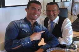 Ronaldo xích mích ”siêu cò” Mendes, đại gia châu Á thứ 3 muốn giải cứu