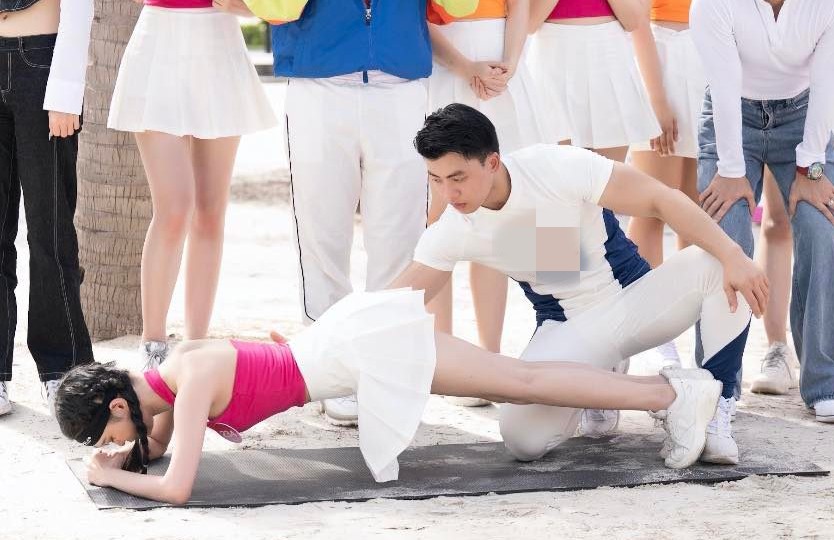 Thí sinh Hoa hậu Việt Nam mặc váy ngắn tập thể thao, đạt kỷ lục plank 7 phút - 1