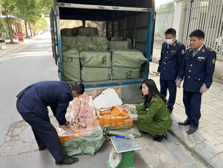 Phát hiện 2 tấn nầm lợn, tràng trứng gà không đảm bảo vệ sinh thú y đang chuẩn bị vận chuyển xuyên tâm Thủ đô - 1