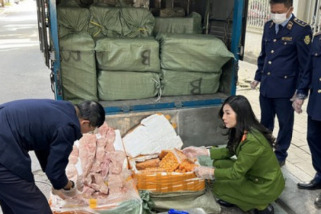 Phát hiện 2 tấn nầm lợn, tràng trứng gà không đảm bảo vệ sinh thú y đang chuẩn bị vận chuyển xuyên tâm Thủ đô