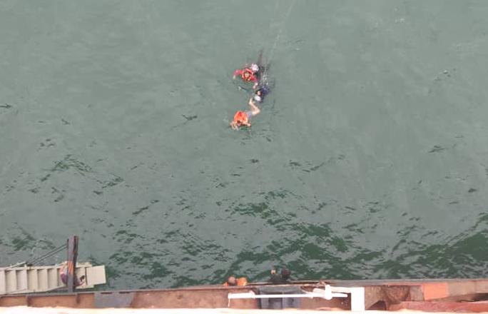 Thuyền bị lật, 2 người phụ nữ bán bia, nước ngọt gặp nạn trên vịnh Hạ Long - 1