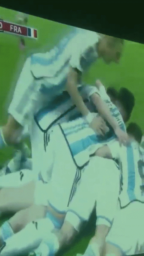 Bóng hồng hút ống kính camera ngay khi Messi ghi bàn - 1