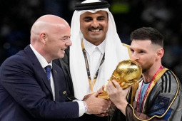Messi ghi bàn tranh cãi, fan đòi tước chức vô địch World Cup của Argentina