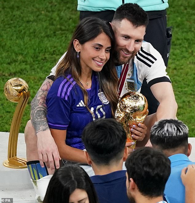 Cùng xem hình ảnh Messi đang tay trong tay với gia đình anh sau khi giành chức vô địch, đầy hạnh phúc và ấm áp.