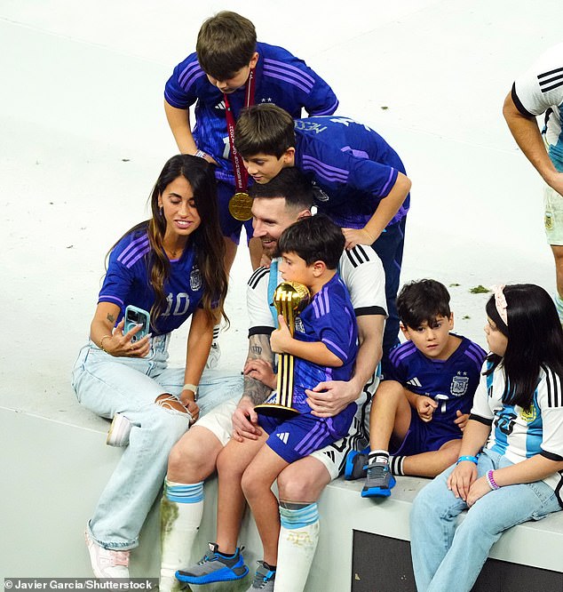 Messi có một gia đình hạnh phúc và cực kỳ ấm áp. Hãy xem ảnh của họ để cảm nhận sự đoàn kết và hạnh phúc của gia đình Messi.