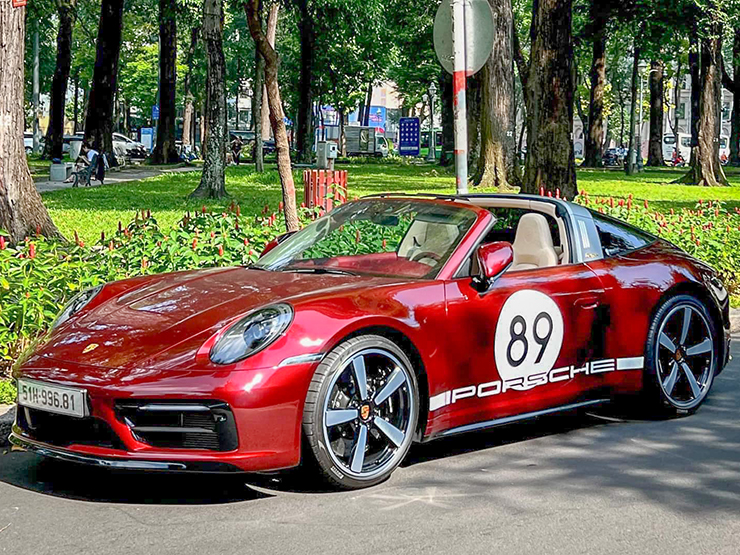 Mẫu xe đặc biệt Porsche 911 Targa 4S Heritage được chào bán dạng xe lướt - 1