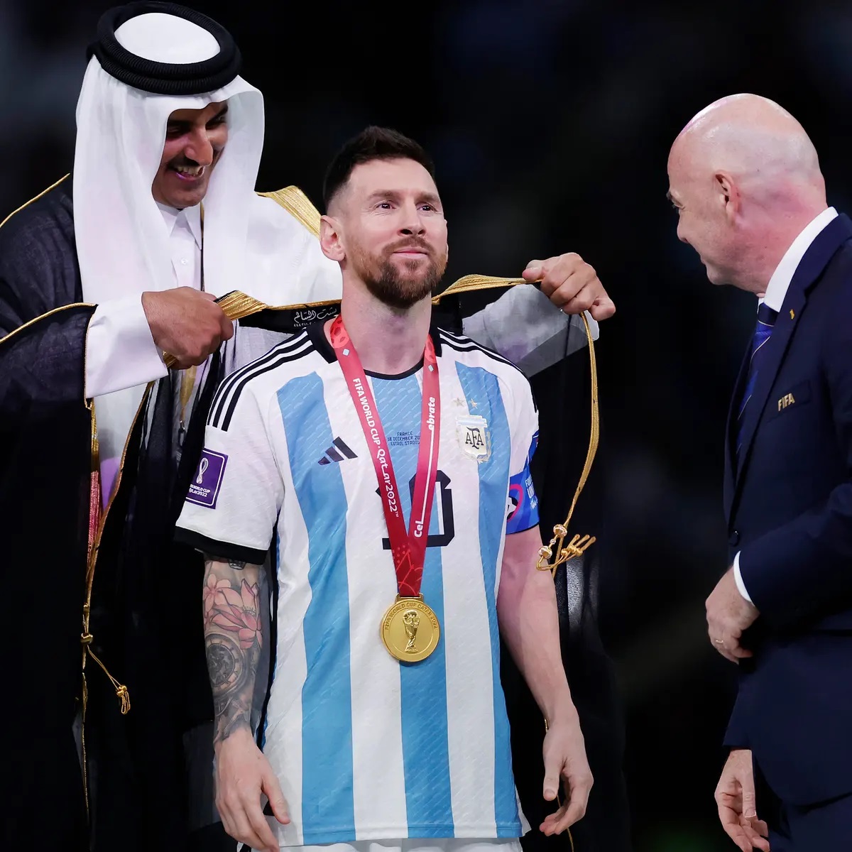 Messi mặc áo choàng đen nâng cúp vàng World Cup, nhiều cổ động ...
