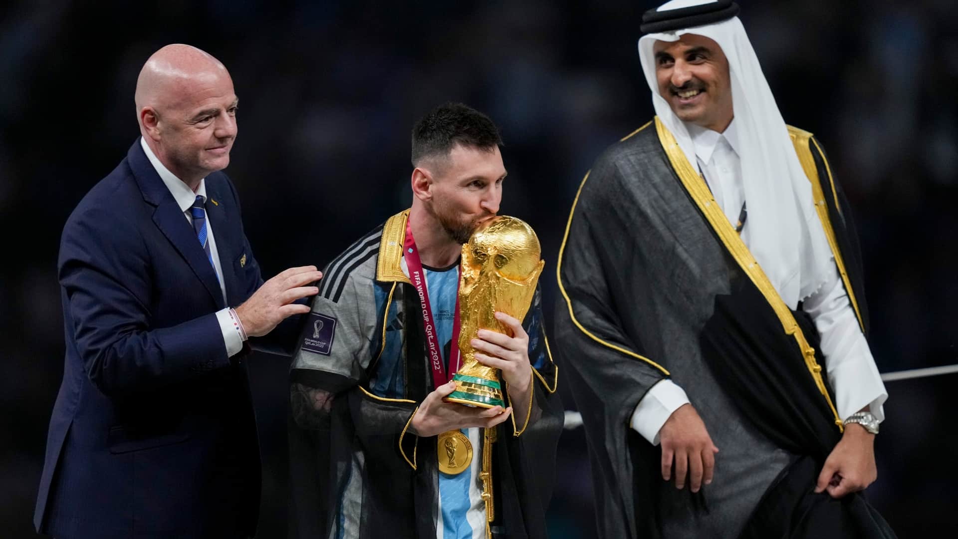 Điều gì lại lôi cuốn hơn khi Messi mặc chiếc áo choàng đen trong lúc nâng cao chiếc cúp vàng tại World Cup? Hãy cùng xem hình ảnh này để nhìn thấy vẻ đẹp kiêu sa, đầy sức mạnh của chàng tiền đạo tài năng này.