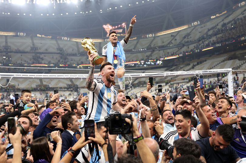 Cảm nhận chứng kiến cúp vàng nâng lên trên đầu Messi thật sự là một khoảnh khắc đáng nhớ. Hãy xem hình ảnh này để cùng phấn khích với chàng tiền đạo tài năng này khi anh nâng cao chiếc cúp vô địch thế giới.