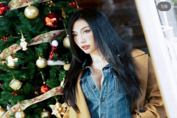 Khổng Tú Quỳnh mặc váy jean cá tính bên cây thông Noel
