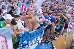 Fan nữ Argentina phấn khích cởi áo khoe vòng 1, nguy cơ bị bỏ tù