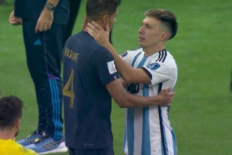 Fan MU xúc động giây phút Martinez an ủi Varane, mơ tỏa sáng sau World Cup