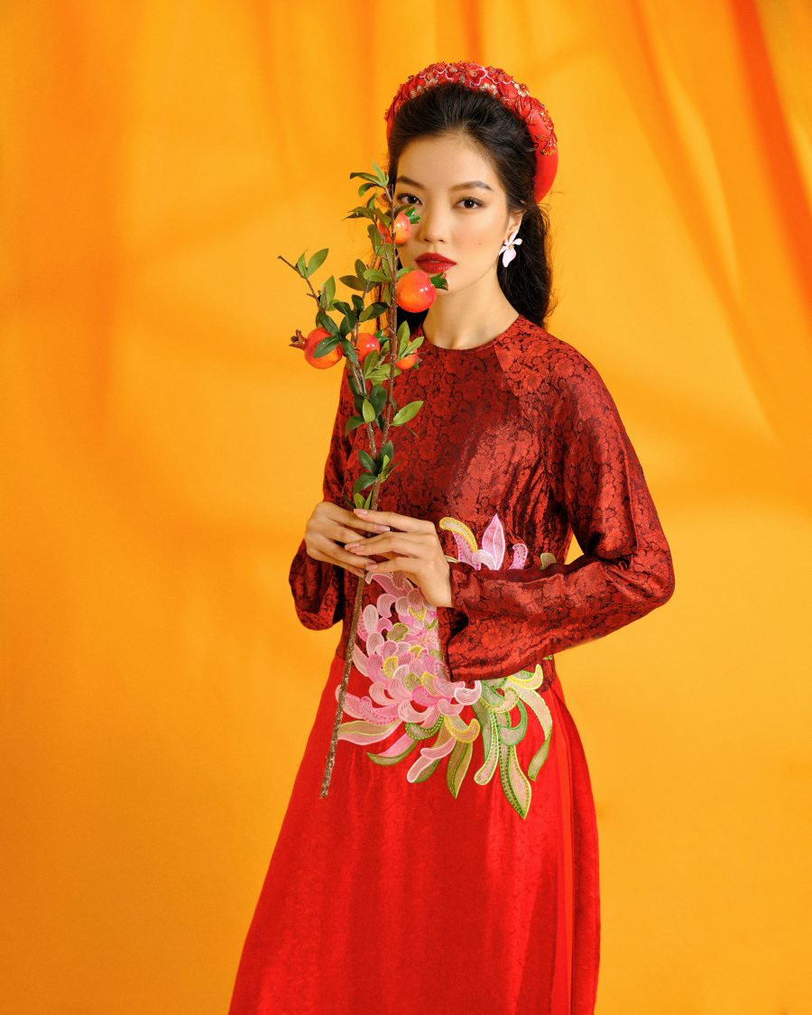 Hoa đào, mai, lay ơn đỏ rực rỡ trong thiết kế áo dài Tết - 8