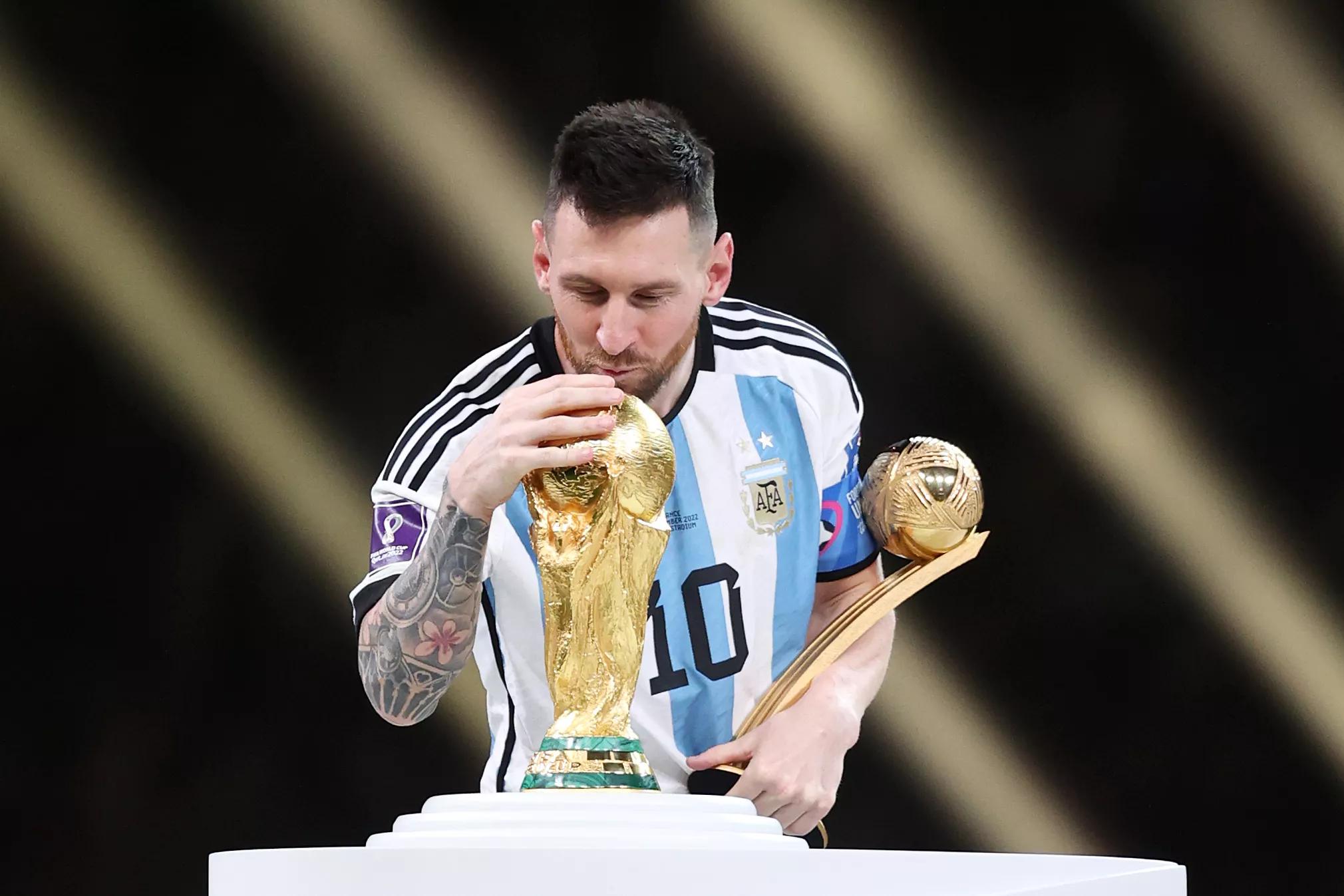 Sự kiện thể thao lớn nhất thế giới - World Cup - luôn thu hút sự tò mò của khán giả toàn cầu. Hãy cùng xem hình ảnh khi một fan thần tượng dự đoán chính xác ngày mà Messi sẽ giành chiến thắng World Cup. Bạn có tin vào tài năng đặc biệt của Messi không?