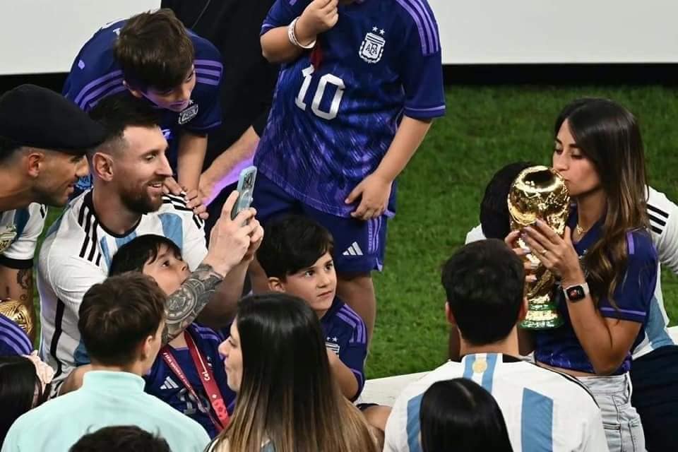 Ảnh này là Messi và vợ anh, bên cạnh là một sao Việt có vẻ như đã copy phong cách của cặp đôi. Điều này có thể khiến bạn cảm thấy đắng lòng. Tuy nhiên, hãy xem xét ảnh này để hiểu rõ hơn về sức ảnh hưởng của Messi và vợ anh đến cộng đồng người hâm mộ.