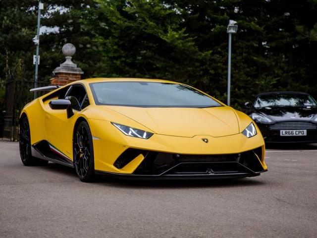 Cảnh sát Italia dùng siêu xe Lamborghini để chuyển món quà Giáng sinh cực  kỳ đặc biệt