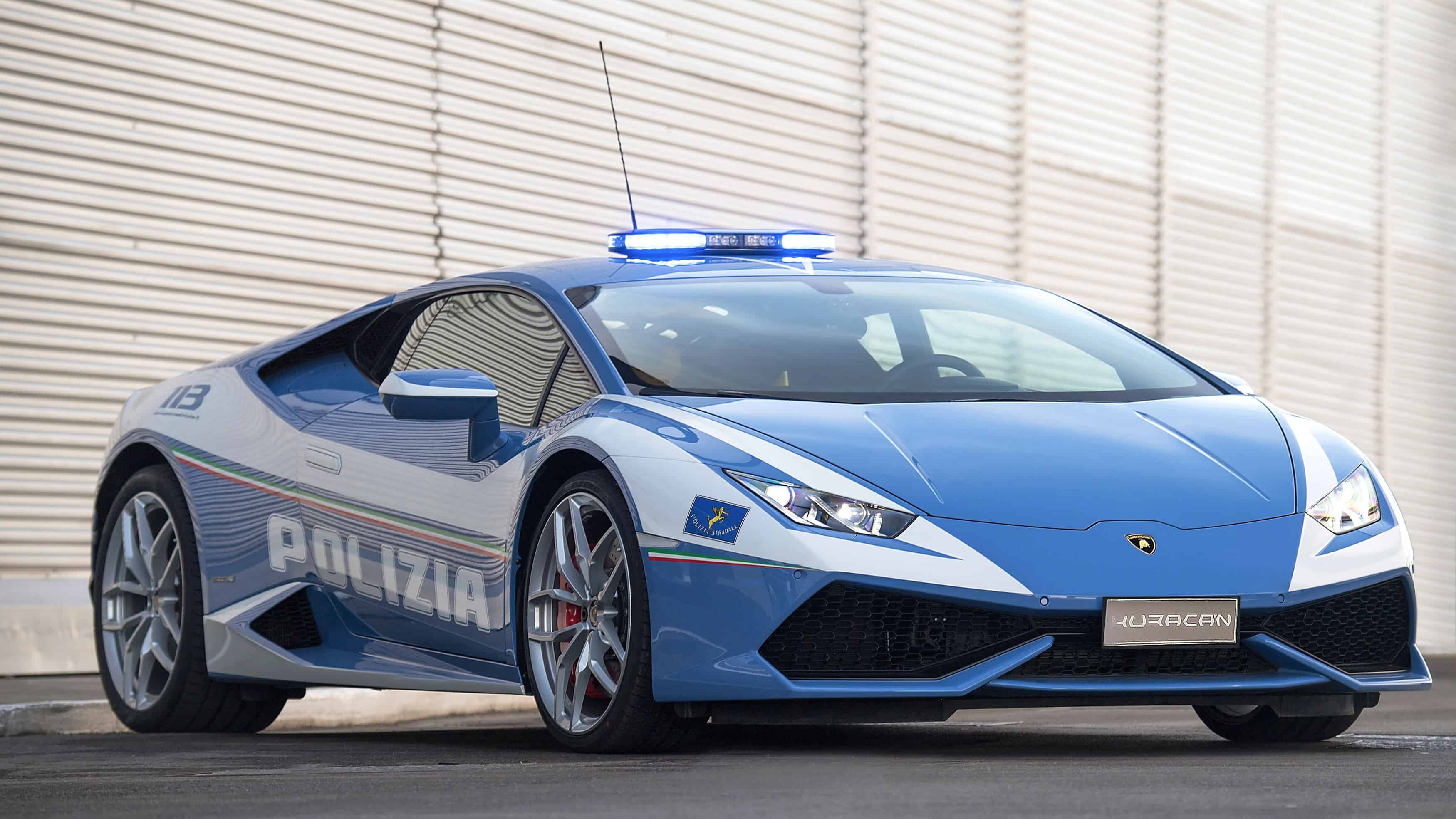 Cảnh sát Italia dùng siêu xe Lamborghini để chuyển món quà Giáng sinh cực  kỳ đặc biệt