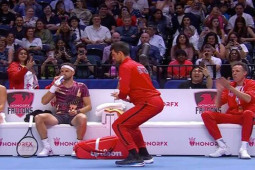 Djokovic bị mắng ”hèn nhát” vì bỏ trận đấu với Kyrgios, vẫn nhảy múa ngoài sân